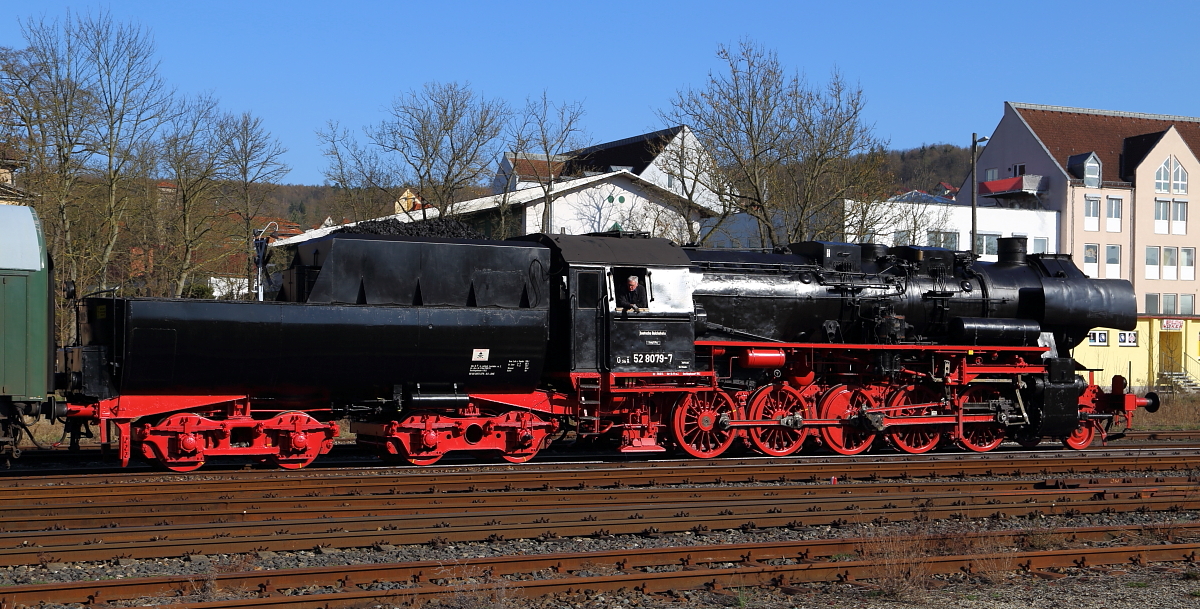 Lokportrait von 52 8079 mal im  Breitbildformat . Die Aufnahme entstand am 29.03.2014 im Bahnhof Meiningen.