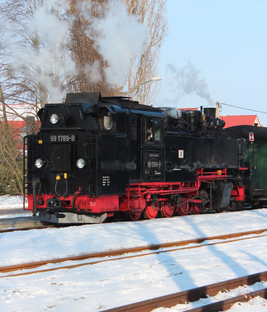 Lokportrait von der 99 1789-9. Nach dem Richtungswechsel geht es von Moritzburg zurück nach Radebeul Ost. 30.01.2014
