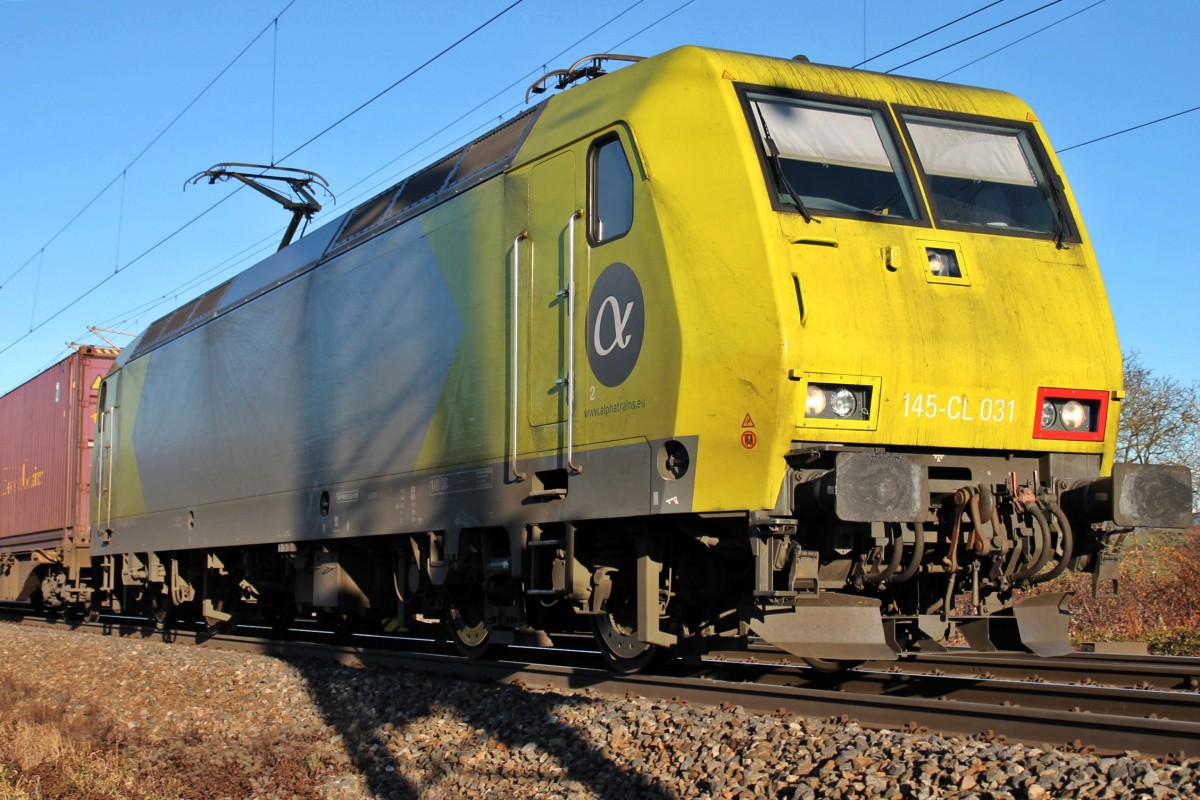 Lokportrait von Alpha Train/Crossrail 145-CL 031, als sie mit einem Containerzug am 07.12.2013 durch Müllheim (Baden) fuhr.