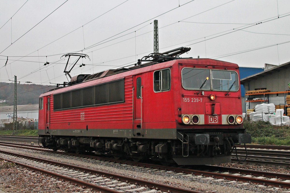 Lokportrait am 16.11.2017 von EBS 155 239-7 im Bahnhof von Efringen Kirchen, als diese auf die Abfahrt in Richtung Basel Bad Rbf wartete, um dort einen leeren E-Wagenzug in Richtung Brandeburg zu bespannen. Zum Zeitpunkt der Aufnahme war die 155 239-7 noch ganz neu bei EBS, weshalb sie noch mit Logos und Halterkürzel vom Vorbesitzer DB Cargo versehen war. 