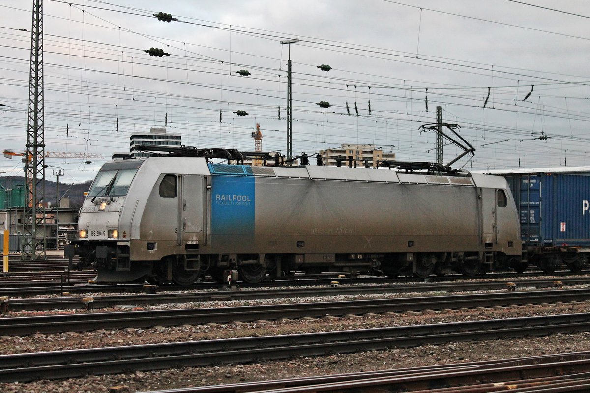 Lokportrait am 30.01.2018 von Rpool/LINEAS 186 294-5, als diese mit einem Containerzug nach Belgien durch den Badischen Bahnhf von Basel in Richtung Weil am Rhein fuhr.