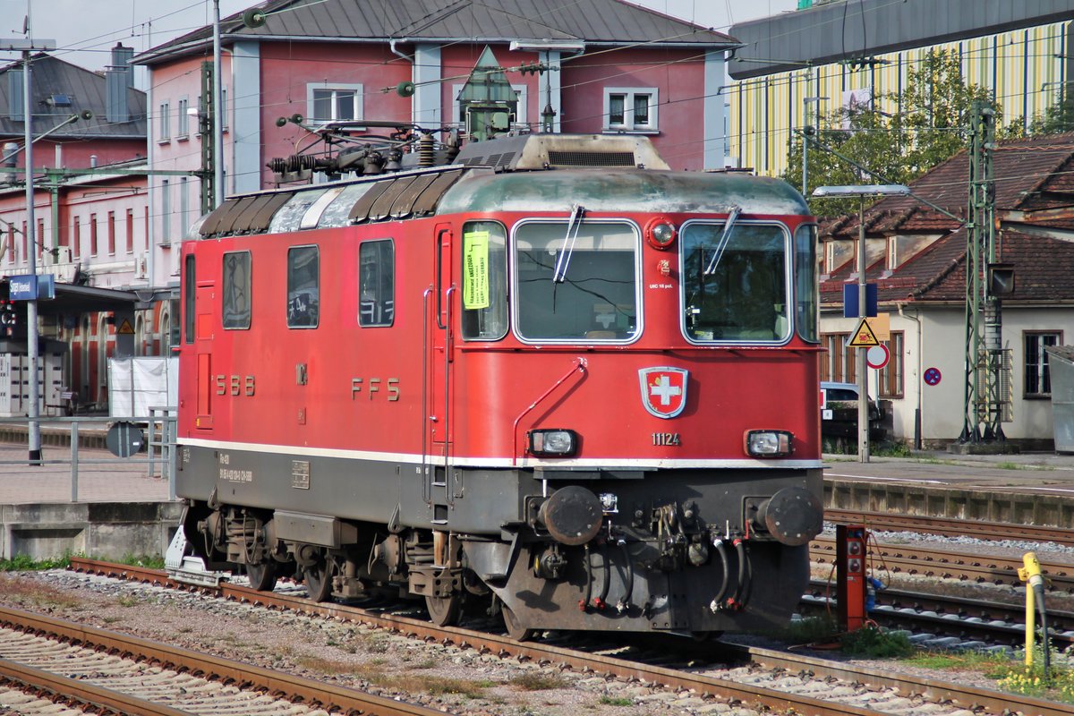 Lokportrait am Morgen des 20.9.2017 von Re 4/4 11124, als diese im Bahnhof von Singen (Hohentwiel) abgestellt stand und darauf wartete, einen Gäubahn-IC aus Stuttgart in Richtung Zürich zu bespannen.