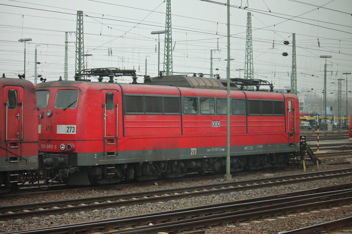 Lokportrait auf RBH 273 (151 083-3) am 21.03.2015, als sie zusammen mit RBH 261 (151 038-7) im Vorfeld des Hauptbahnhofes von Mannheim abgestellt war. Fotografiert aus Zug.