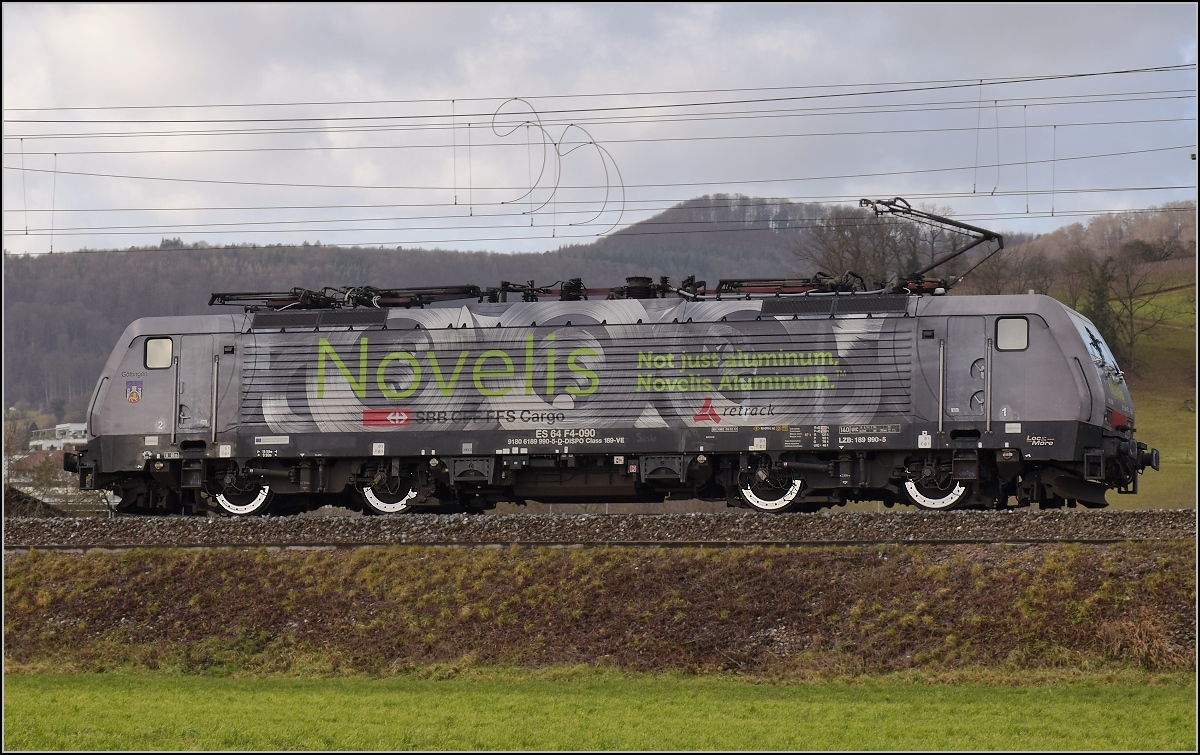 Lokportrait BR 189 990-5 in Diensten der SBB mit Noveliswerbung. Thrnen, Januar 2018.