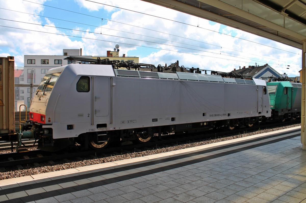 Lokportrait von CBRail/Crossrail Italia 186 909, als sie am 24.05.2014 in einem Containerzug mit der Zuglok 185 576-6 mitgeführt wurde.