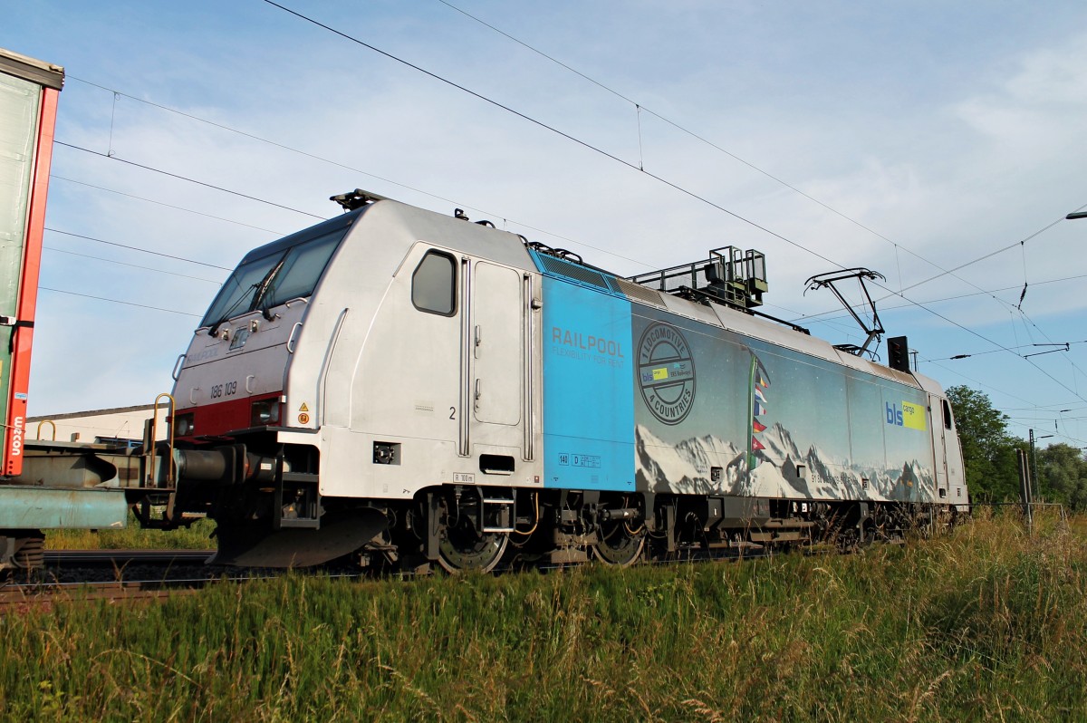 Lokportrait von der defekten Railpool/BLS Cargo 186 109 am 06.06.2014, als sie nach einer längeren Zeit Standzeit auf der Hauptstrecke, nun auf dem Überholgleis in Orschweier stand.