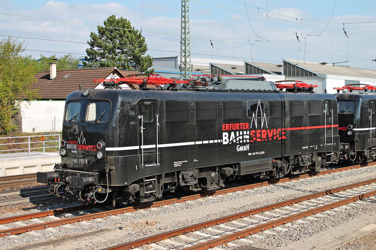Lokportrait von EBS 140 772-5, als sie am Nachmittag des 06.04.2017 zusammen mit EBS 140 789-9 im Bahnhof von Efringen Kirchen abgestellt standen. Zuvor brachten sie einen Getreidezug an die Schweizer Grenze.