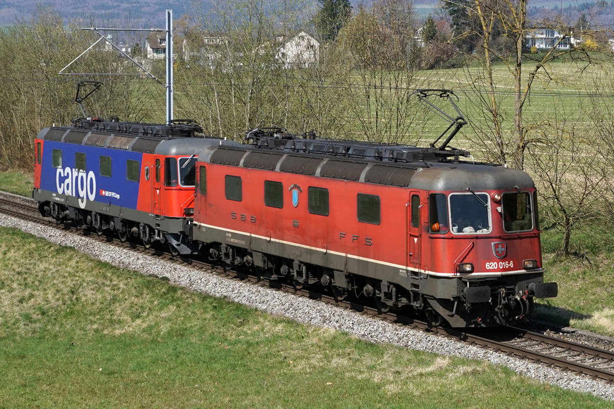 LOKPORTRAIT 
einer sehr seltenen Doppeltraktion vom 25. März 2020, bestehend aus refit Re 620 029-9 (Re 6/6 11629)  INTERLAKEN  und Re 620 016-6 (Re 6/6 11616)  ILLNAU-EFFRETIKON  auf dem Streckenabschnitt Solothurn-Gerlafingen.
Foto: Walter Ruetsch
