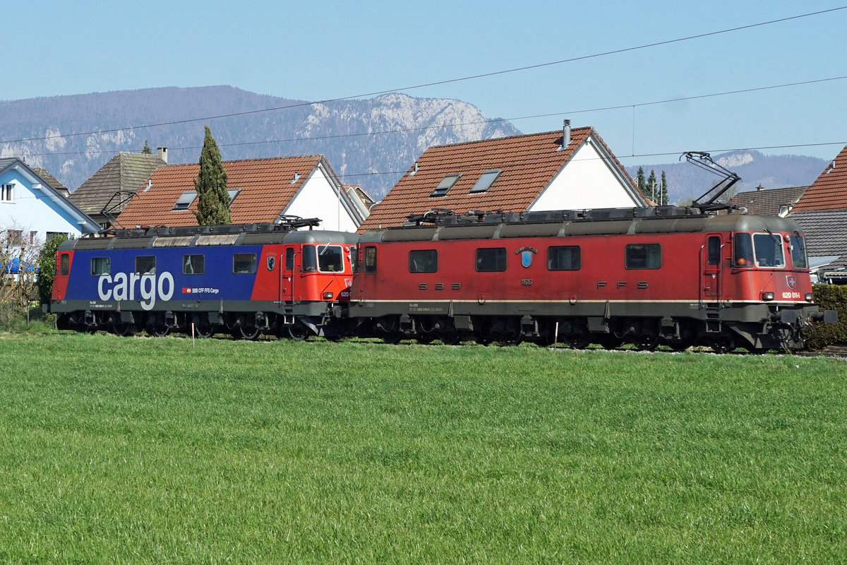 LOKPORTRAIT 
einer sehr seltenen Doppeltraktion vom 25. März 2020, bestehend aus refit Re 620 029-9 (Re 6/6 11629)  INTERLAKEN  und Re 620 016-6 (Re 6/6 11616)  ILLNAU-EFFRETIKON  auf dem Streckenabschnitt Solothurn-Gerlafingen.
Foto: Walter Ruetsch
