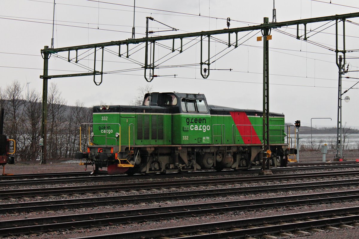 Lokportrait von GC T44 332, als sie am 31.05.2015 im neuen Bahnhof von Kiruna abgestellt war.