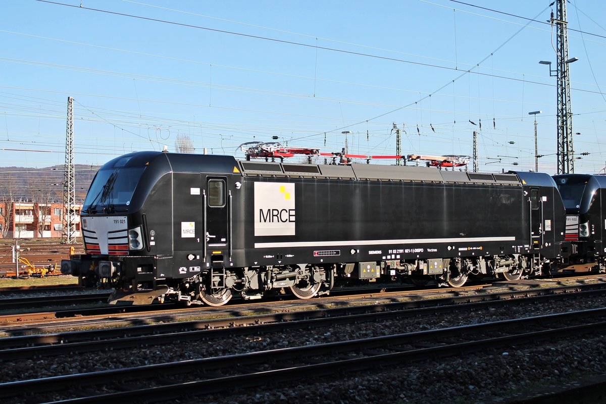 Lokportrait von MRCE 191 021 (ex. 5 170 020), als diese zusammen mit MRCE 191 022 abgestellt im südlichen Vorfeld vom Badischen Bahnhof von Basel standen und auf ihre Überführung nach Italien warteten.