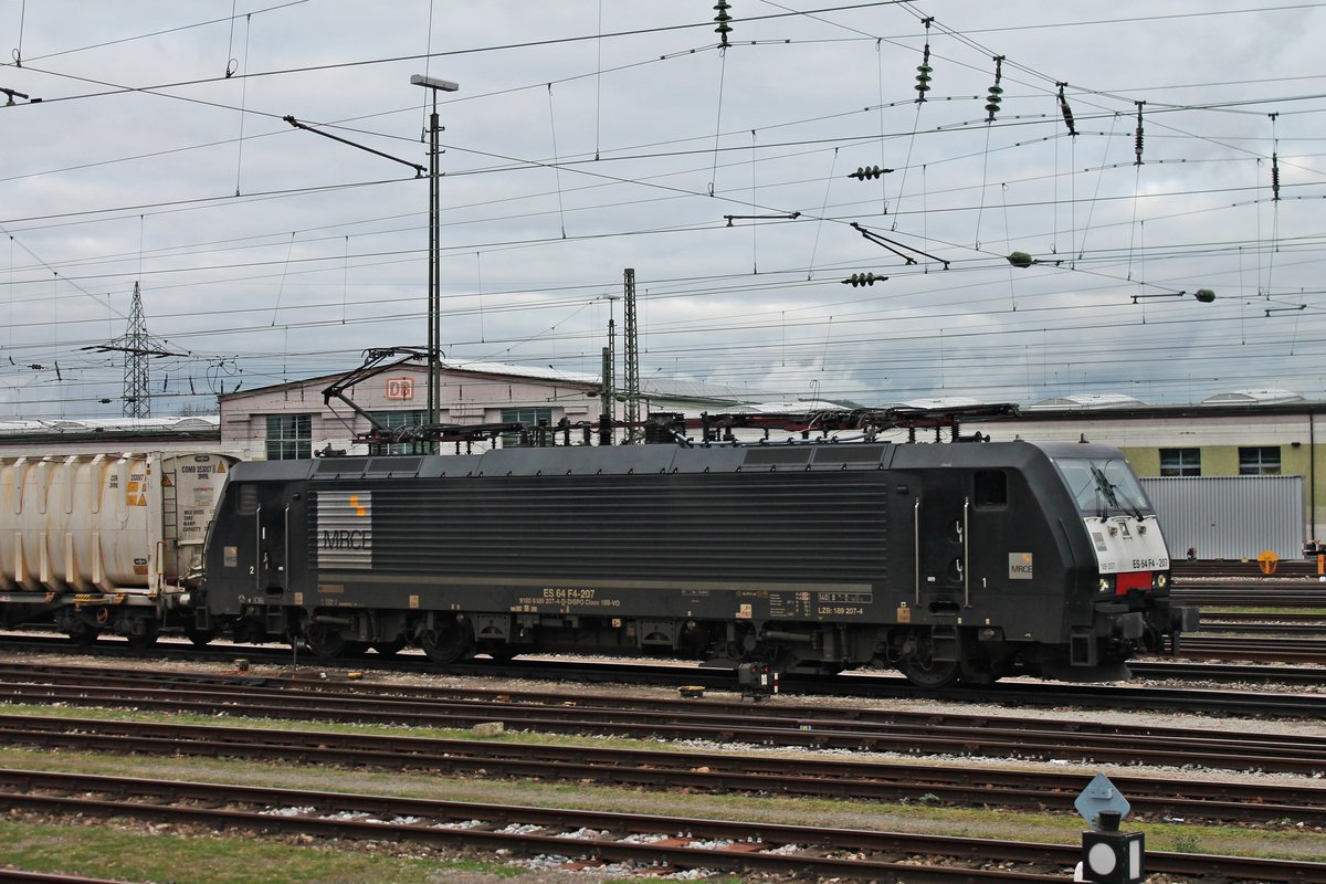 Lokportrait von MRCE/SBBCI ES 64 F4-207 (189 207-4), als diese am Nachmittag des 30.01.2018 mit einem Containerzug über Gleis 1 durch den Badischen Bahnhof von Basel in Richtung Süden fuhr.