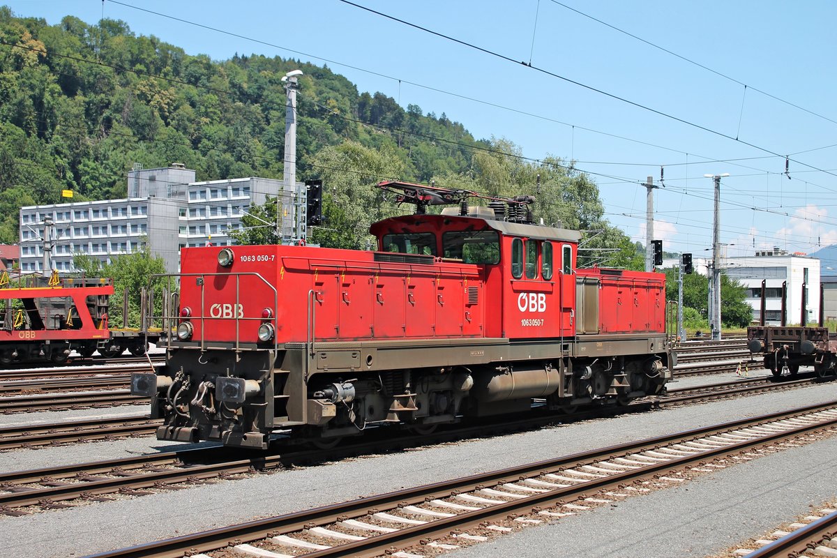Lokportrait von ÖBB 1063 050-7, als diese am Mittag des 30.06.2018 im Bahnhof von Feldkirch abgestellt stand und auf ihre nächsten Rangieraufgaben wartete.