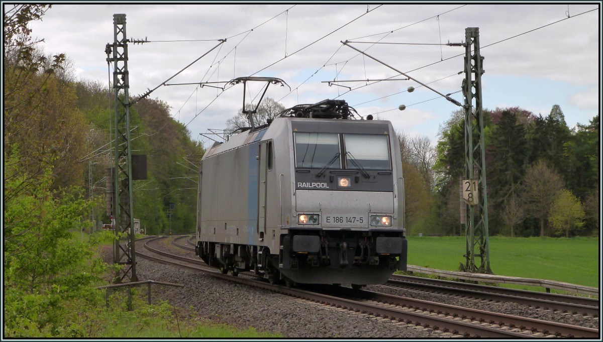 Lokportrait der Railpool 186 147-5 am frühen Vormittag des 15.April bei Rimburg auf der Kbs 485.