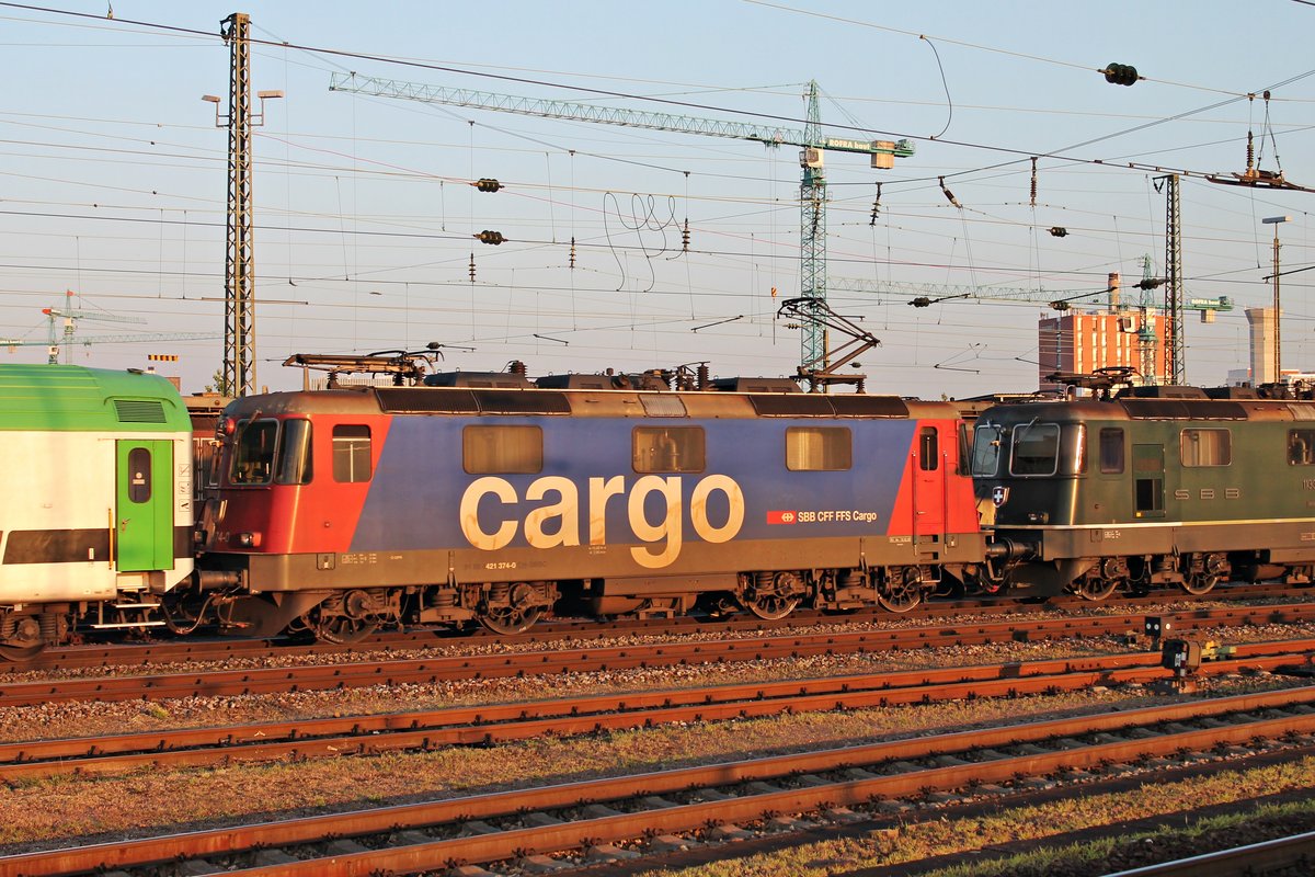 Lokportrait von Re 421 374-0, welche zusammen mit Re 4/4 11337 und der grünen Re 4/4 11330 am 16.07.2015 die RoLa (Novara - Basel Bad Rbf) bespannten und durch den Badischen Bahnhof von Basel in Richtung Zielbahnhof fuhren.