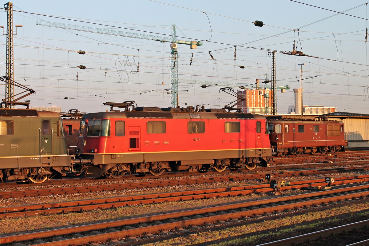 Lokportrait von Re 4/4 11337, welche am frühen Morgen des 16.07.2015 zusammen mit der grünen Re 4/4 11330 und Re 421 374-0 die RoLa (Novara - Basel Bad Rbf) durch den Badischen Bahnhof von Basel in Richtung Zielbahnhof führte.