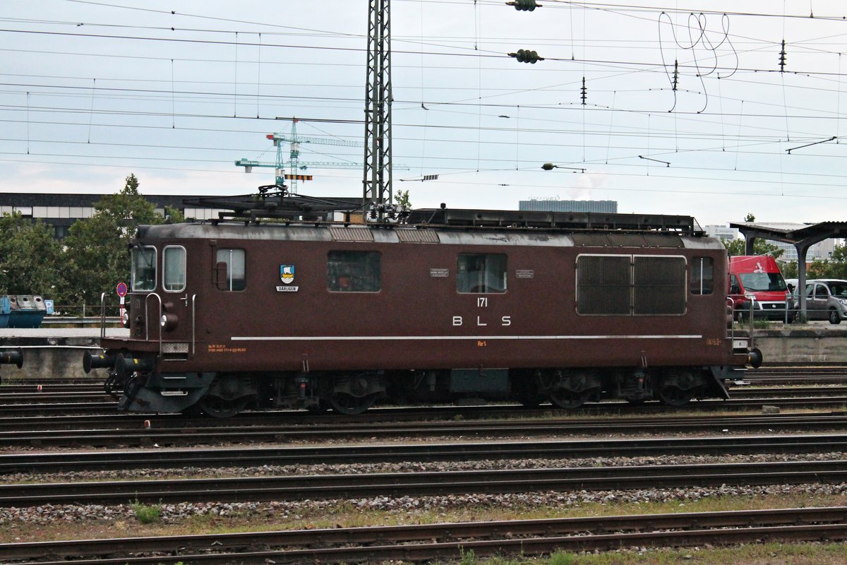 Lokportrait von Re 4/4 171 (425 171-6)  Därligen , als sie am Morgen des 29.07.2015 zusammen mit weiteren Loks von BLS Cargo in Basel Bad Bf abgestellt stand und auf ihren nächsten Einsatz wartete.