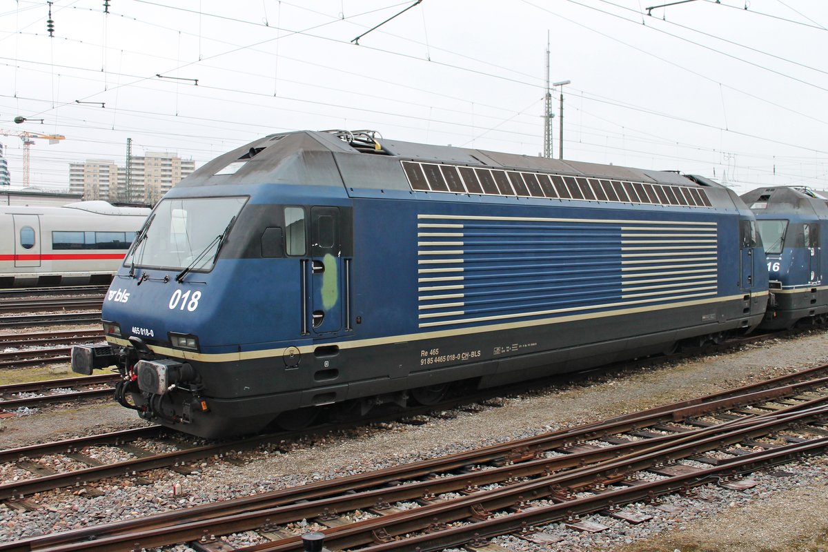 Lokportrait von Re 465 018-0, welche am Nachmittag des 08.10.2017 zusammen mit Re 465 016-4 und weiteren BLSC-Maschinen im Vorfeld vom Badischen Bahnhof von Basel abgestellt war und dort auf ihren nächsten EInsatz wartete.