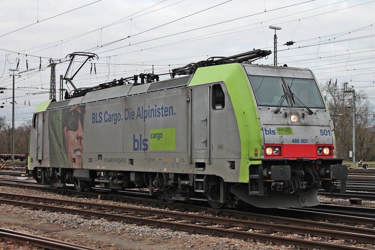 Lokportrait von Re 486 501  Beura Cardezza , als diese am 30.01.2018 in den BLSC-Abstellbereich im Badischen Bahnhof von Basel rangierte. Zuvor kam sie als Lokzug aus Richtung Rangierbahnhof Muttenz an.