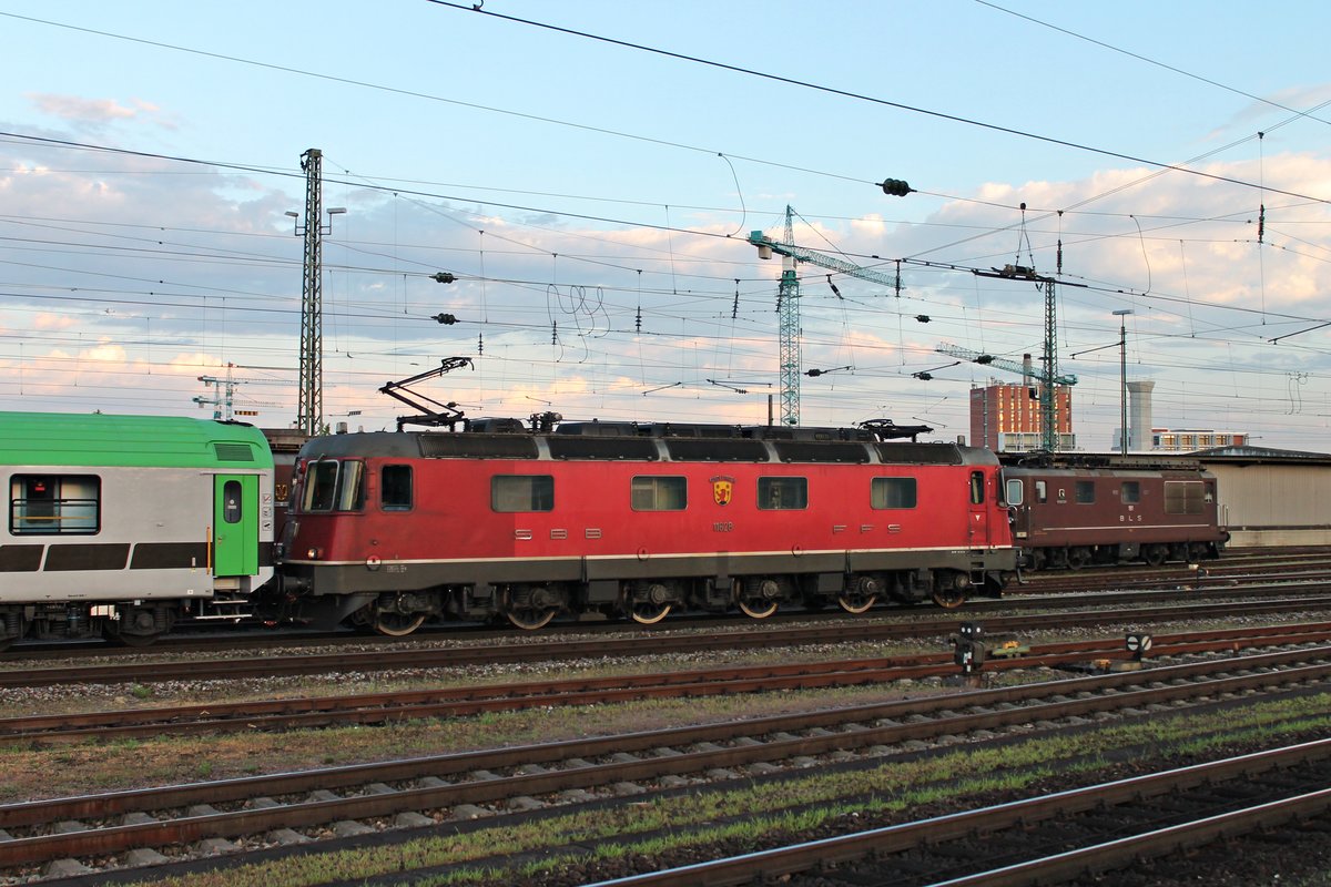 Lokportrait von Re 6/6 11628  Konolfingen , als sie am Morgen des 22.07.2015 mit einem gemischten Güterzug, in dem sogar ein RoLa-Begleitwagen eingereiht war, über Gleis 1 durch Basel Bad Bf gen Basel Bad Rbf/Weil am Rhein fuhr.