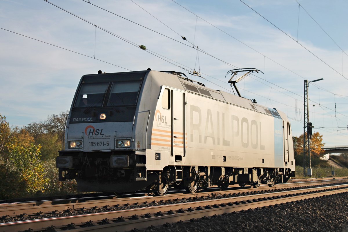 Lokportrait von Rpool/HSL 185 671-5, als diese am Nachmittag des 26.10.2017 als Lokzug bei Müllheim (Baden) durchs Markgräflerland in Richtung Freiburg (Breisgau) fuhr.