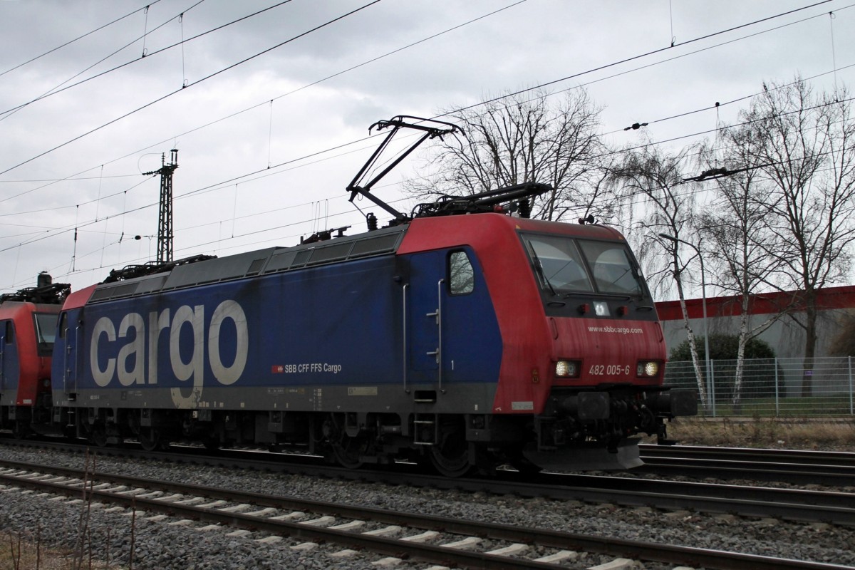 Lokportrait von der SBB Cargo Re 482 005-6, die am 28.02.2014 zusammem mit Re 482 019-7 und einem Containerzug durch die Bahnanlagen von Müllheim (Baden) gen Schweiz fuhren. Die Re 482 005-6, ist die erste Traxx AC Maschiene, die mit neuen LED-Leuchten ausgerüstet worden war. Zusammen mit der Re 482 022-1, sind dies die einzigsten Traxx AC1 Loks mit LED-Leuchten.