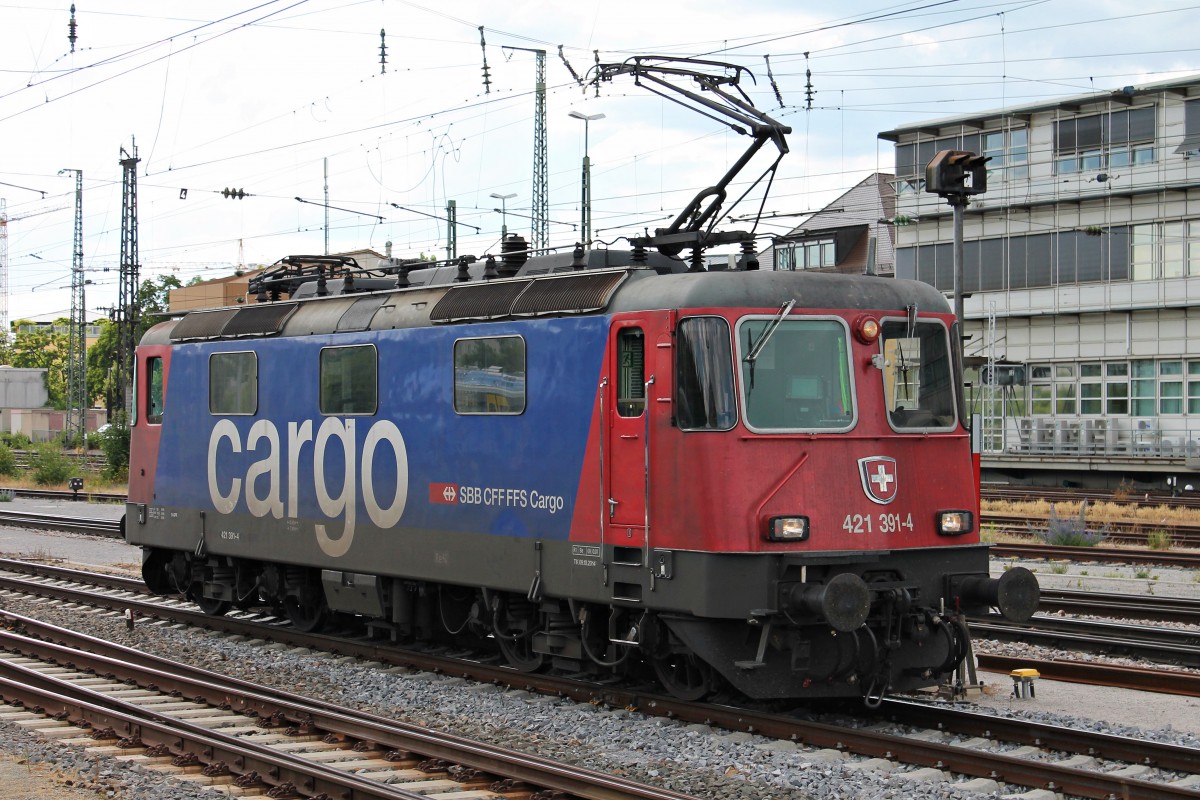 Lokportrait von SBB Cargo/TXL Re 421 391-4, die am 24.06.2014 aus dem Rangierbereich vom Regensburger Hbf raus in Richtung Güterbahnhof fuhr. Später fuhr sie dann mit einem ARS Altmann Autozug in Richtung Norden nochmal durch den Hauptbahnhof.