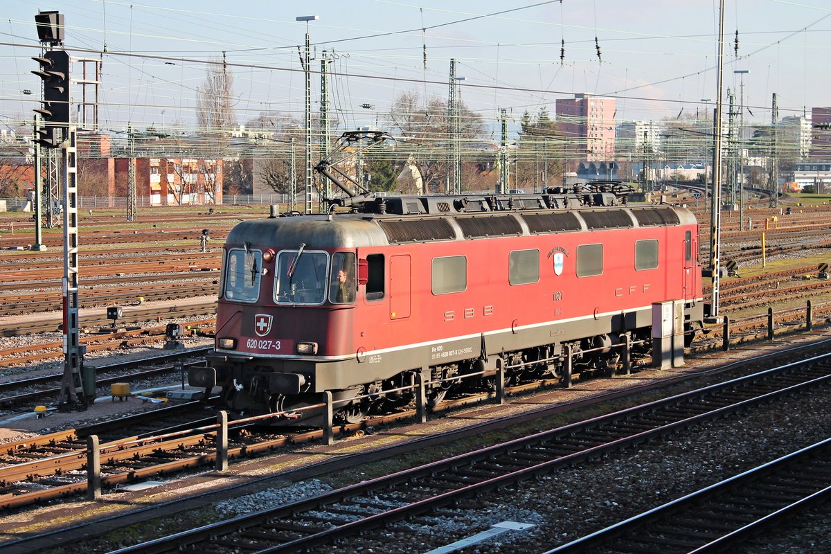 Lokportrait von SBBC/RADVE Re 620 027-3  Lutterbach-Attisholz , als diese am 14.02.2018 an den CBB DLr (Dortmund Bbf - Chiasso), welcher zuvor von der 110 278-9 (115 278-4) gebracht wurde, im Badischen Bahnhof von Basel.