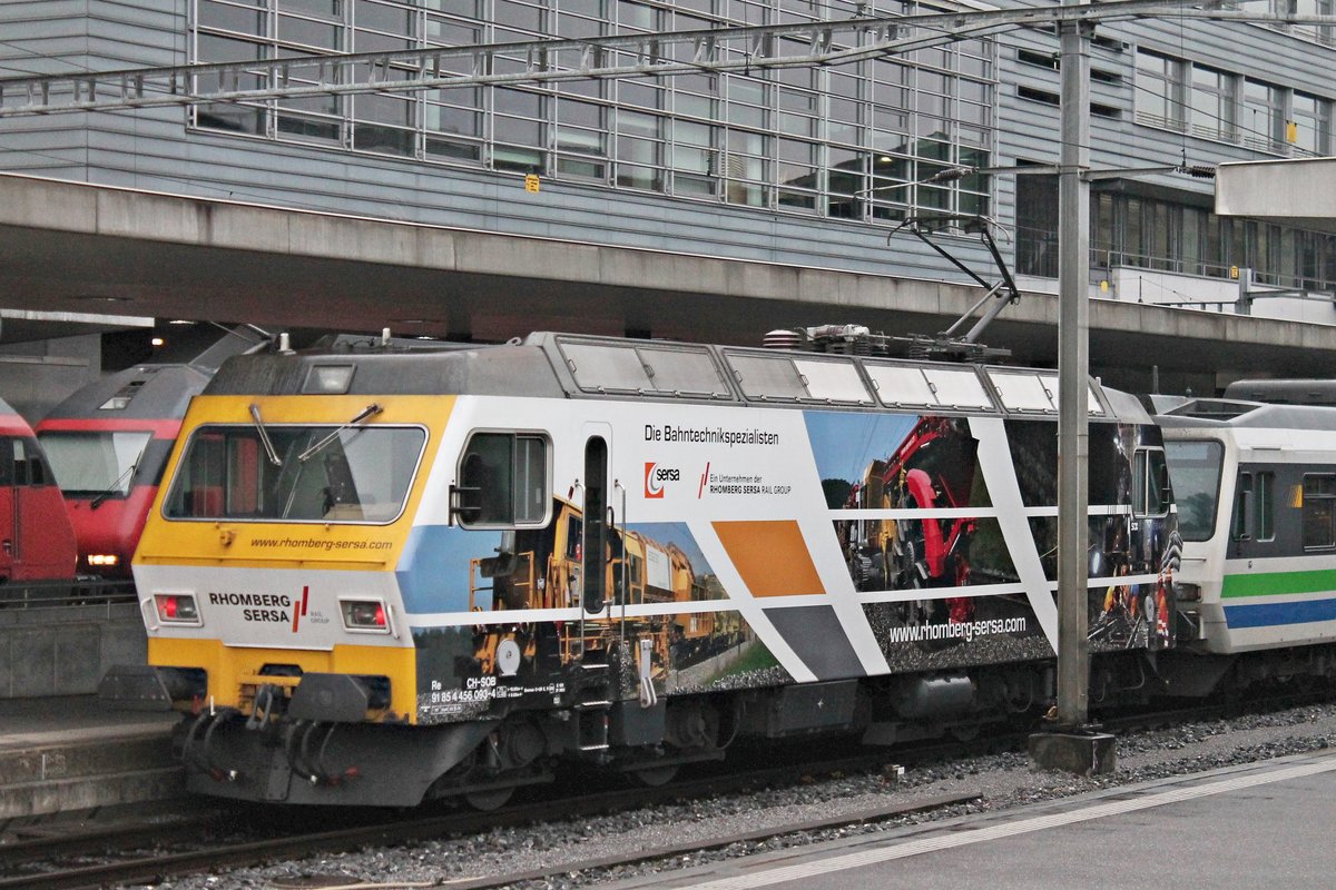 Lokportrait von SOB Re 456 093-4  Rhomberg Sersa , welche am 15.10.2016 am Zugschluss eines VAE  Voralpen-Express  (St.Gallen - Luzern) von SOB Re 456 094-2  VÖGELE SHOES   hing und in den Zielbahnhof einfuhr.