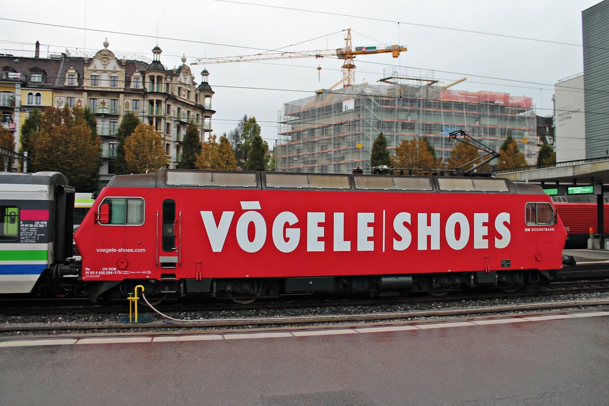 Lokportrait von SOB Re 456 094-2  VÖGELE SHOES , als diese am 15.10.2016 mit ihrem VAE  Voralpen-Express  (St.Gallen - Luzern) und der SOB Re 456 093-4  Rhomberg Sersa  in den Zielbahnhof einfuhren.