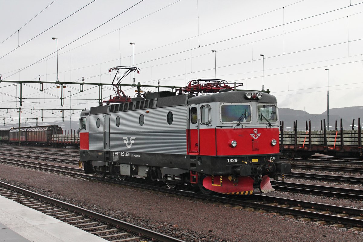 Lokportrait von SSRT Rc6 1329 am 31.05.2015, als sie beim Umsetzten von dem IC 93 (Narvik - Boden C) im neuen Bahnhof von Kiruna war.