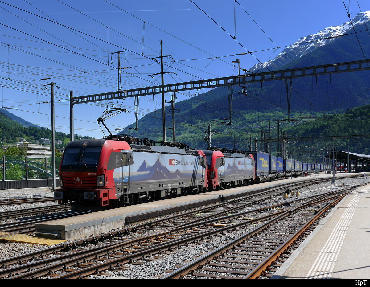 Lok`s 183 469-4 und 193 477-7 unterwegs für die SBB vor Güterzug in Brig am 01.06.2019