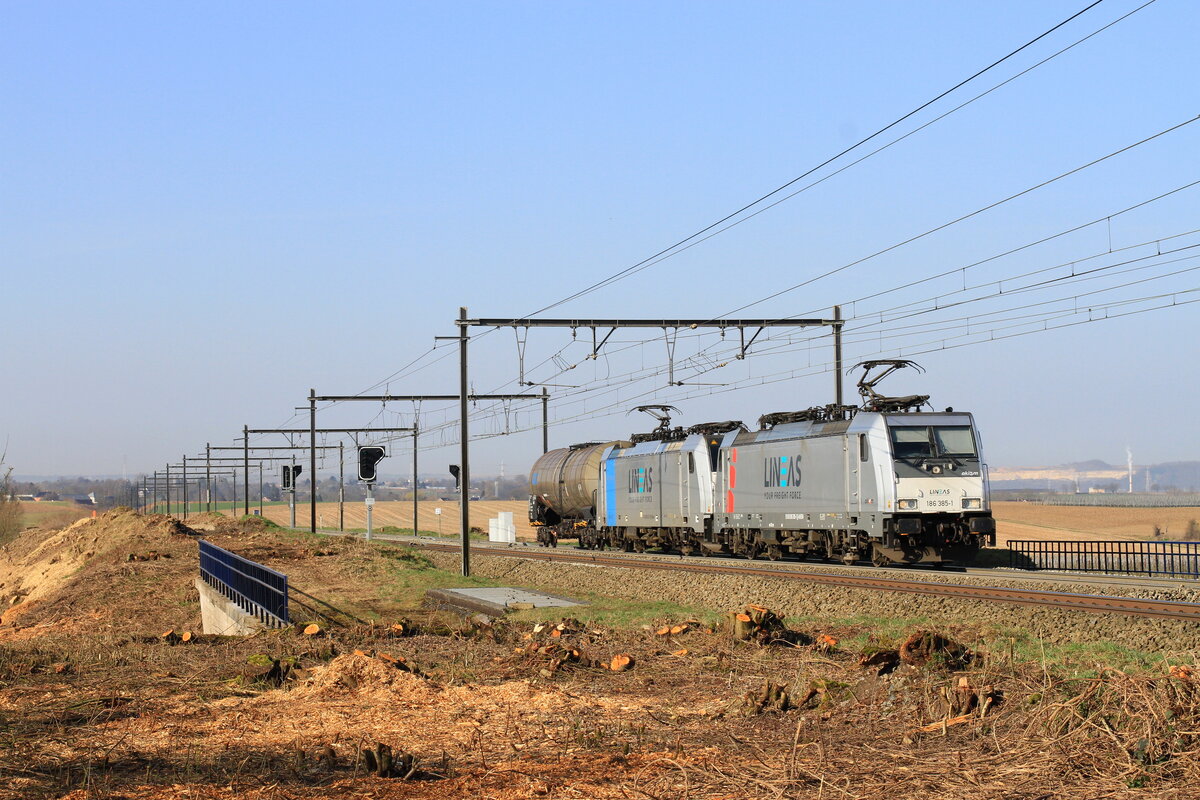Loks 186385+186457 von Lineas in Warsage mit ein Güterzug, 8/3/2025