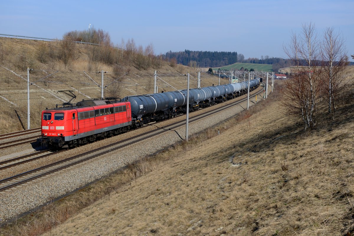 Loks der Baureihe 151 werden gerne im Mineralöl-Pendelverkehr zwischen den Raffinerien bei Ingolstadt und den Tanklagern in München eingesetzt. Am 18. März 2015 konnte 151 166 bei Unterweilbach mit einem langen Kesselwagenzug fotografiert werden.