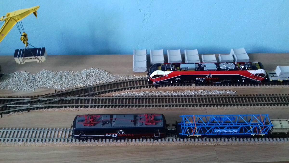 Loks BR140/EURODUAL BR159 EBS. Neben der Transport-tübbinge für den Tunnelbau (21.02.2023).