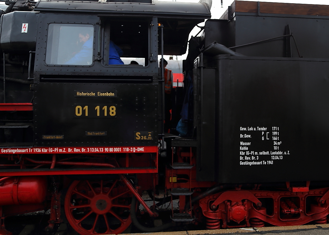 Lokschild und Beschriftungen von 01 118 der Historischen Eisenbahn Frankfurt, aufgenommen am 06.09.2014 auf Gleis 3 in Schweinfurt Hbf.