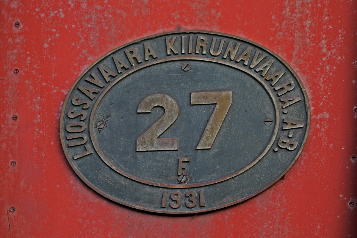 Lokschild der Ub 27 der LKAB.

Das Wort Loussavaara ist samisch und bedeutet Lachshügel,dort wird heutzutage kein Erz mehr gefördert,sondern ausschliesslich am Kiirunavaara,diesmal ist es finnische Sprache und bedeutet in Deutsch Alpenschneehuhnhügel,das verwirrt ein bisschen;wenn man jedoch weiss dass diese Rauhfusshuhnart nicht nur im Alpenraum sondern u.a. auch in den Bergregionen Laplands ihr Verbreitungsgebiet hat ist der Name verständlich.Bild Narvik 19.7.2014