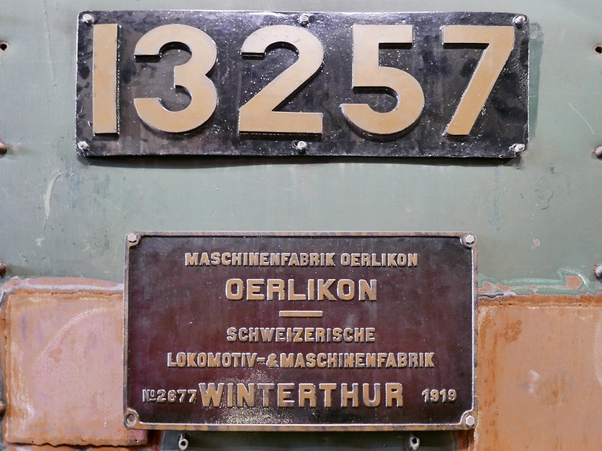 Lokschilder am Schweizer Krokodil Be 6/8  13257 im Rundlokschuppen des Südbahnmuseums am Bahnhof Mürzzuschlag, 07.07.2019 