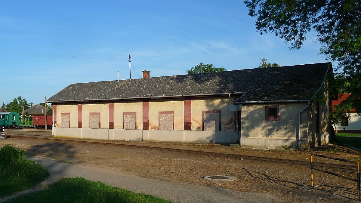 Lokschuppen im Bahnhof Dombrad der 2009 stillgelegten Schmalspurstrecke von Nyiregyhaza nach Dombrad und Balsa, 29. ‎Mai ‎2016