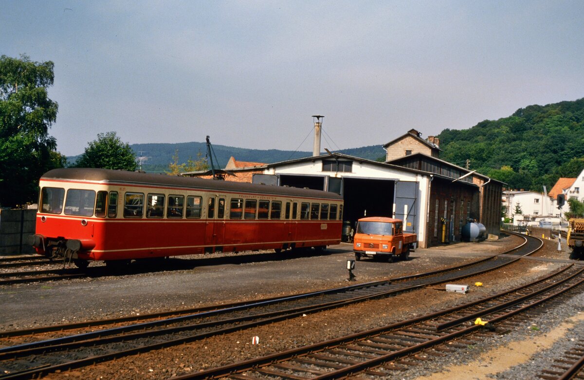 Lokschuppen der Privatbahn Frankfurt-Königstein (FKE): Der Esslinger VS 201 (1959, zweite Produktionsserie, MF Esslingen 25002) wartet in Königstein auf seinen nächsten Einsatz. Der VS war schon ab 1959 auf der FKE unterwegs gewesen. Er hielt es dort noch bis 1989 aus. 2025 wurde er an die Nostalgie-und Touristikbahn Neckartal e.V. Kornwestheim verkauft. (22.08.1985)