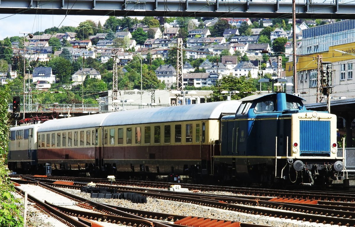 LOKSCHUPPENFEST SIEGEN 2018-PENDELZUG SIEGEN-KREUZTAL
Beim diesjährigen Lokschuppenfest des SÜDWESTFÄLISCHEN EISENBAHNMUSEUMS wurde eine
schöne Zugkombination aus E-LOK 111 001-4,DIESELLOK 212 372-7 und zwei schönen
rot-beigen Abteilwagen für die Pendelfahrten SIEGEN-KREUZTAL eingesetzt,
hier der komplette Zug bei der Rückankunft in Siegen am 24.8.2018...