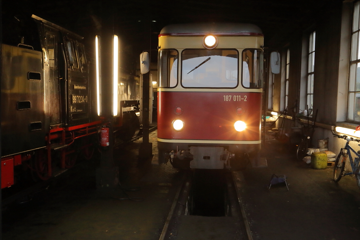 Lokschuppenstilleben, aufgenommen während einer Sonderzugveranstaltung der IG HSB am Morgen des 23.10.2016 im Bw Gernrode.