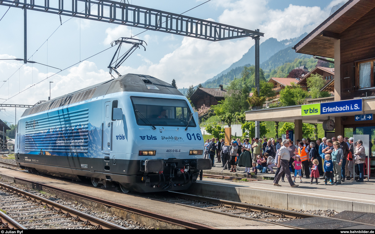 Loktaufe Re 465 016 auf den Namen  Stockhorn  zum 50-jährigen Jubiläum der Stockhornbahn am 5. Mai 2018 in Erlenbach im Simmental.