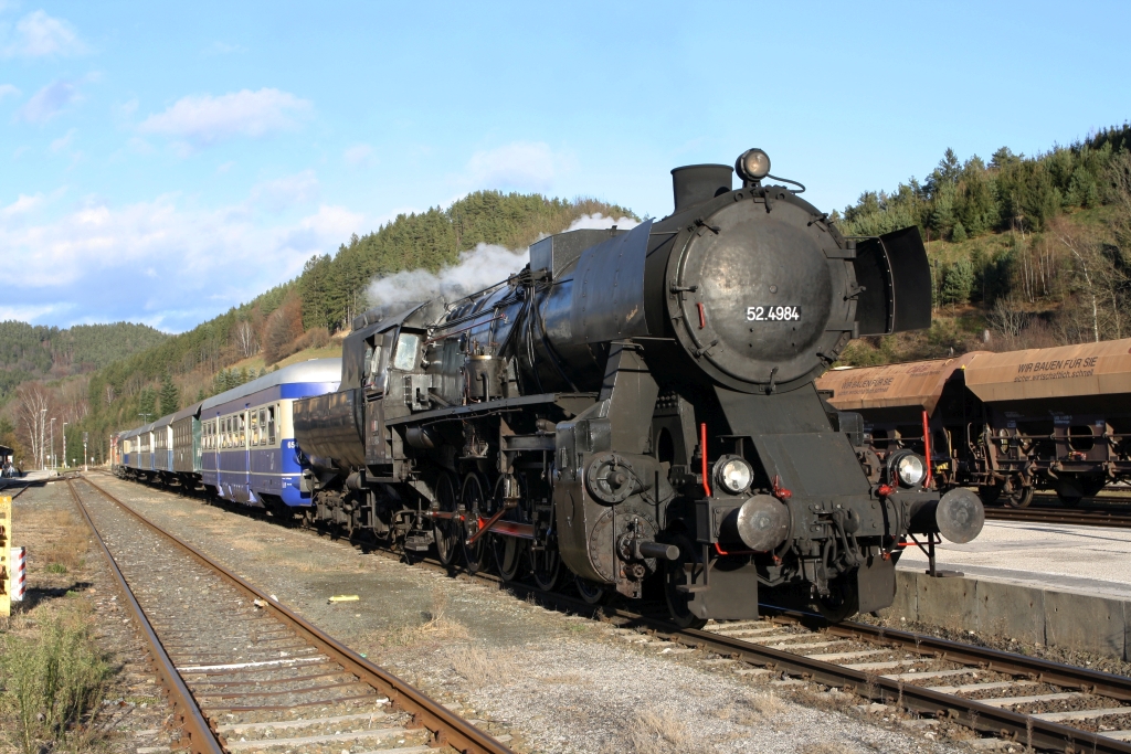 LOKTM 52.4984 am 14.Dezember 2019 mit dem SR 17597 (Felixdorf - Hartberg) im Bahnhof Aspang.