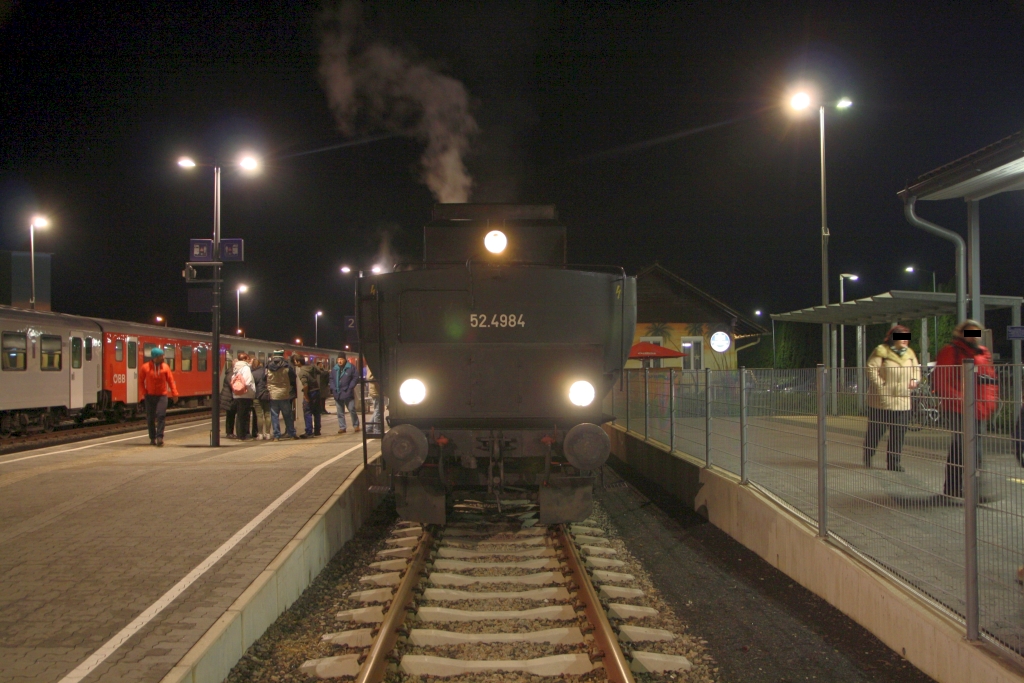 LOKTM 52.4984 am 14.Dezember 2019 vor dem SR 17596 nach Felixdorf im Bahnhof Hartberg. Aufgenommen vom Zugang zum Mittelbahnsteig; man beachte auch den abfallenden Mittelbahnsteig links im Bild, welcher in den, für die Reisenden vorgesehenen, Übergang mündet.