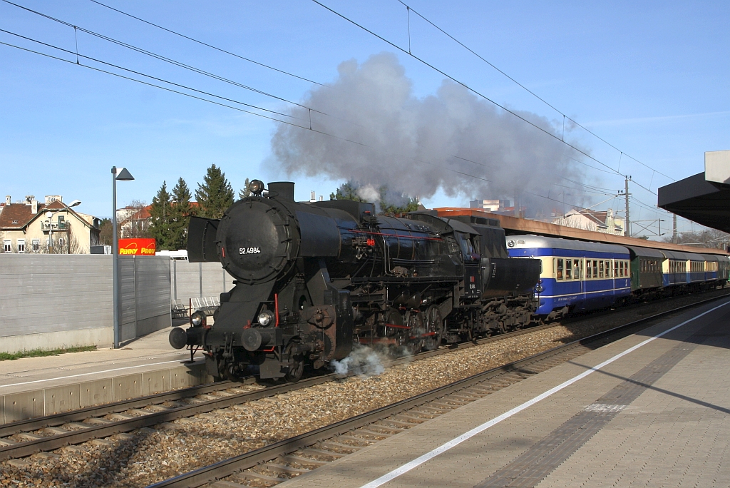 LOKTM 52.4984 fährt am 08.Dezember 2019 mit dem SR 17685 (Wien Meidling - Waldmühle Lst.) durch die Haltestelle Atzgersdorf.