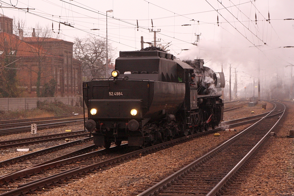 LOKTM 52.4984 fährt am Morgen des 07.Dezember 2019 bei ungewöhnlich rötlichem Licht als SLZ 17700 von Wiener Neustadt in den Bahnhof Liesing ein.