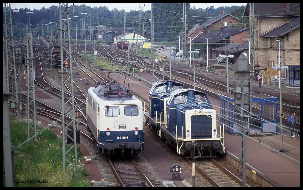 Loktreffen im Bahnhof Hasbergen am 13.8.1993: 150138 setzt vor einen Leerzug. 211077 und 211012 warten dagegen um 11.39 Uhr auf die Übernahme eines zweiten Leerzuges in Richtung Osnabrück.