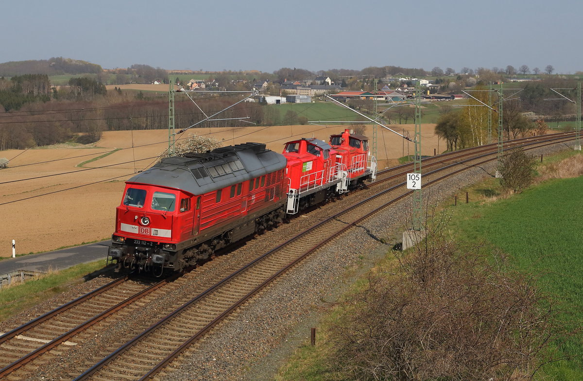 Loküberführung nach München mit 232 112 als Zuglok und einer Hybridlok und einer V60
Eingefangen bei Ruppertsgrün/Vogtland am 17.04.2020