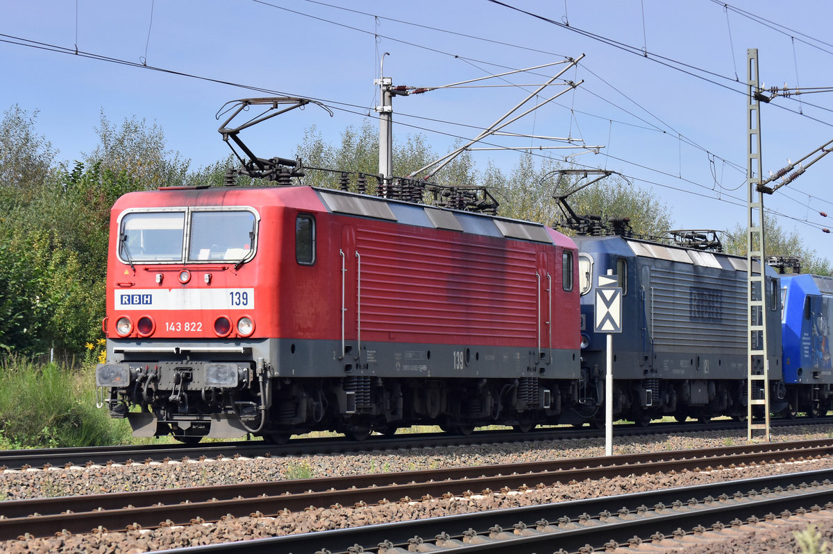 Lokverband der RBH Logistik GmbH mit zwei BR 143 (143 822-5, 143 249-1) und im Schlepptau eine BR 145 (145 CL 206). Bardowick 05.09.2017